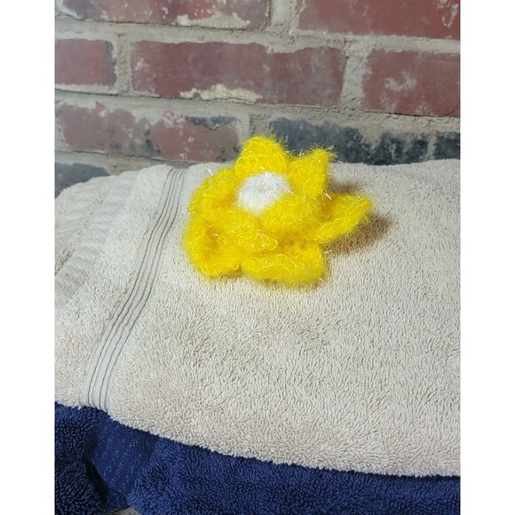Yellow and White Flower Scrubby - Picture 5 of 8
